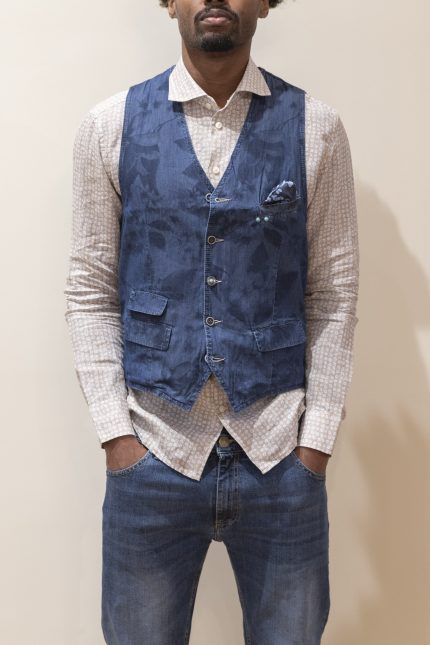 GILET IN DENIM CON STAMPA FLOREALE TONO SU TONO