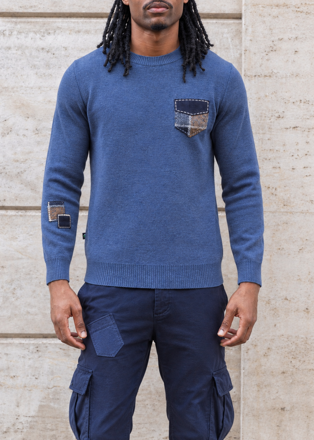Ritratto urbano in maglione blu patchwork